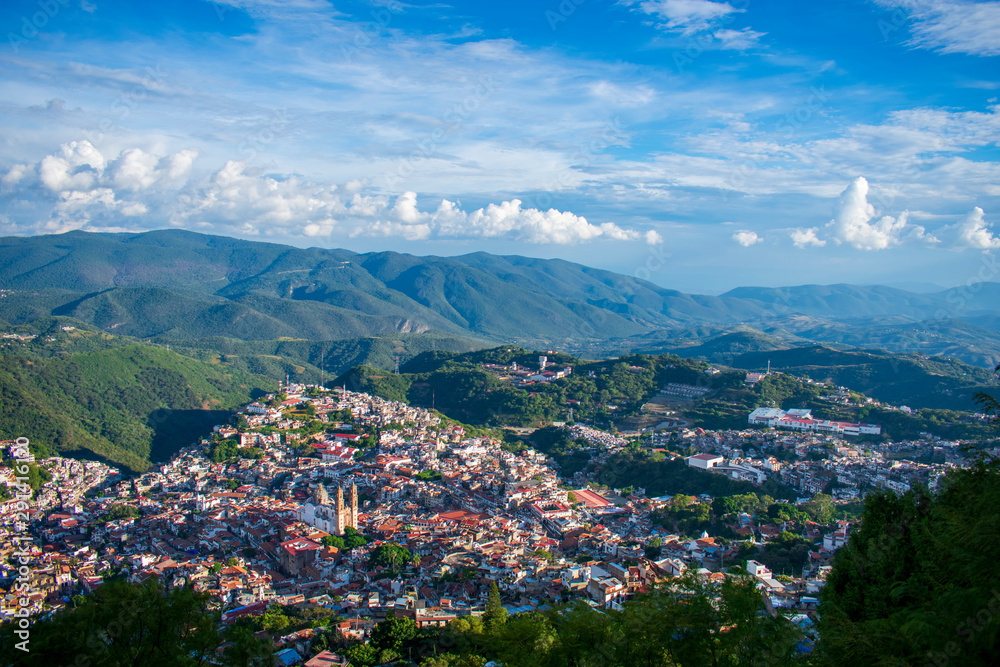 Vista panorámica del atardecer en Taxco Guerrero desde el mirador del Cristo Taxqueño, México