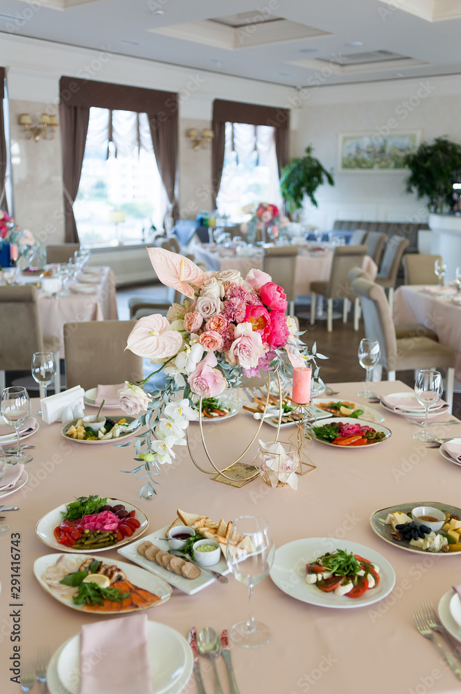 Fototapeta premium Wedding table decorations trends. Wedding banquet.