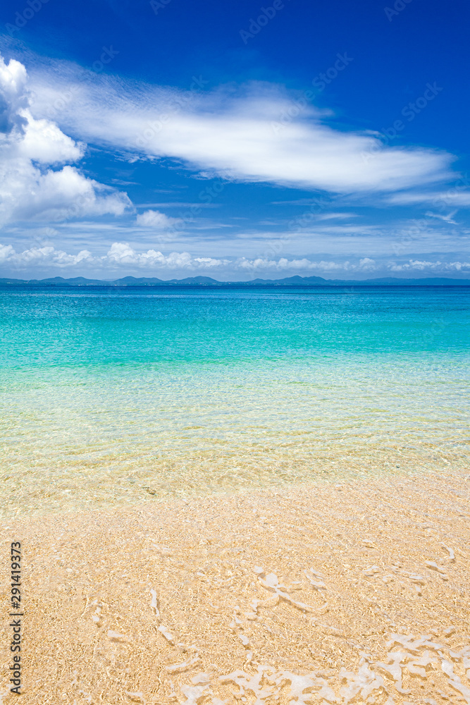 沖縄県・うるま市 宮城島 夏のトンナハビーチの風景