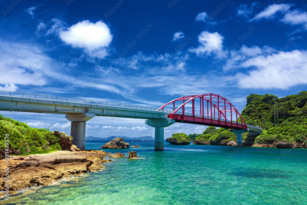 Fototapeta premium 沖縄県・うるま市 宮城島 夏の伊計大橋の風景