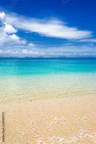 沖縄県・うるま市 宮城島 夏のトンナハビーチの風景