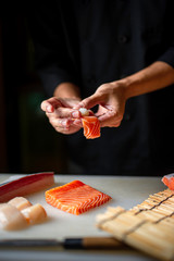 Gordijnen Sushi bar Sushichef bereidt sushi in restaurant  © chalee