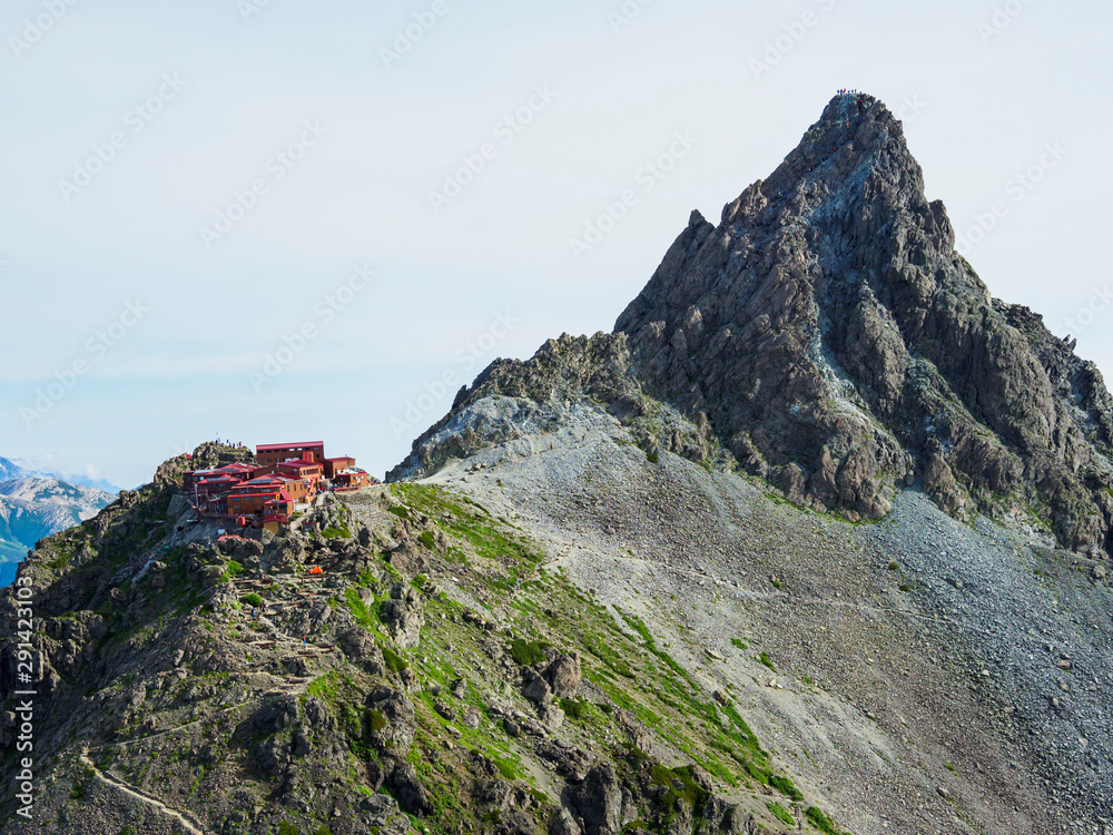 Naklejka premium 槍ヶ岳と槍ヶ岳山荘