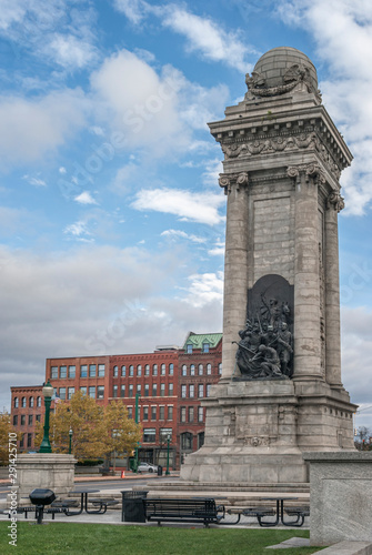 Soldiers' and Sailors' Monument and Syracuse Saving Bank Building at Clinton Square in downtown Syracuse, New York State, USA.