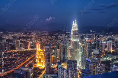 マレーシア・KLタワーから眺めるツインタワーとクアラルンプール中心部の夜景