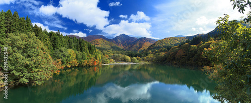新潟県・湯沢町 紅葉の大源太キャニオンのパノラマ風景