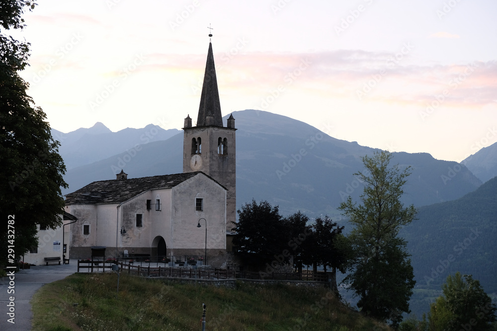 Chiesa di montagna di Val D'aosta all'alba