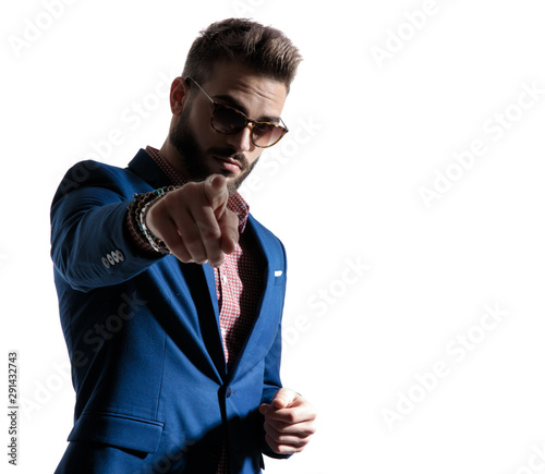 Photos formal businessman pointing forward confident