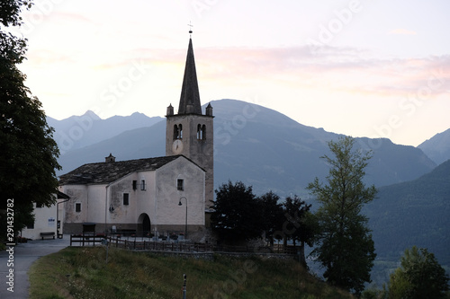 Chiesa di montagna di Val D'aosta all'alba