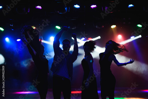 Koncepcja życia nocnego i dyskoteki. Młodzi ludzie tańczą w klubie.
