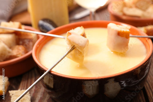 cheese fondue with white wine and bread