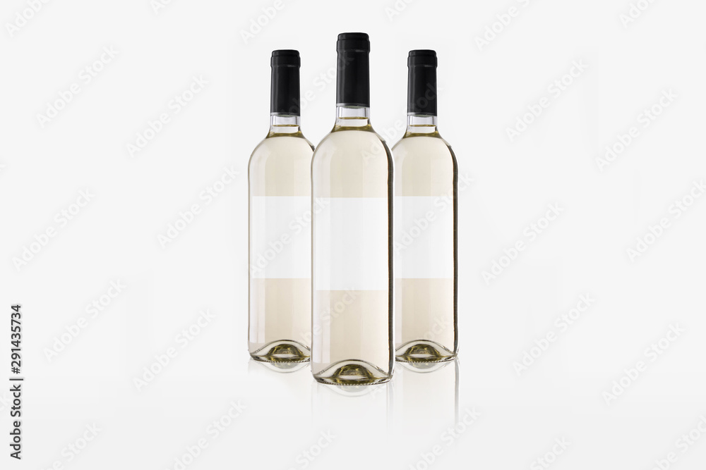Mockup de botellas de vino blanco con etiquetas blancas Stock Photo | Adobe  Stock