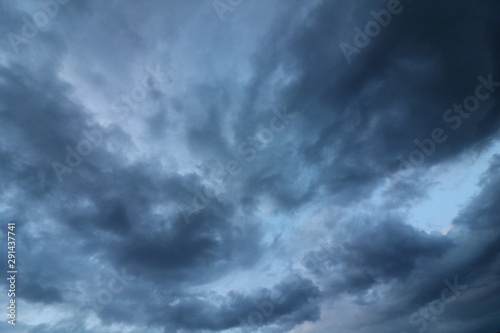 NUBES ANTES DE LA TORMENTA 