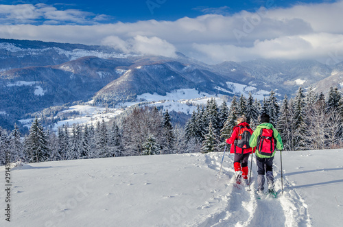 Raquettes en duo et paysage de neige en Chartreuse