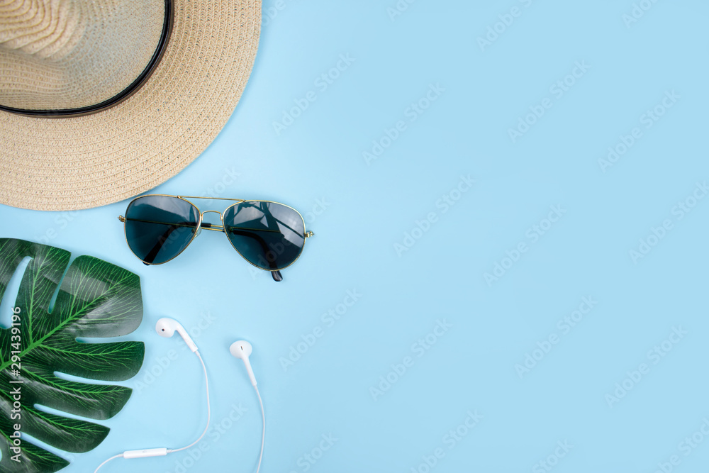 Traveler's vacation with hat and sunglasses on a blue background. Travel Concept. - obrazy, fototapety, plakaty 