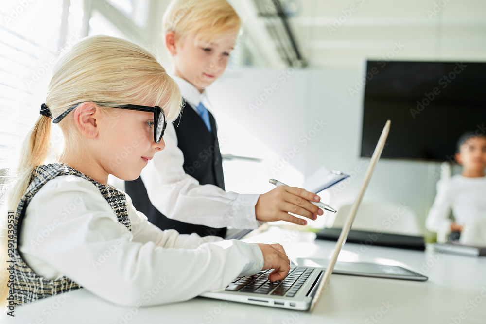 Kinder als Geschäftsleute am Laptop Computer Kinder als Geschäftsleute am Laptop Computer