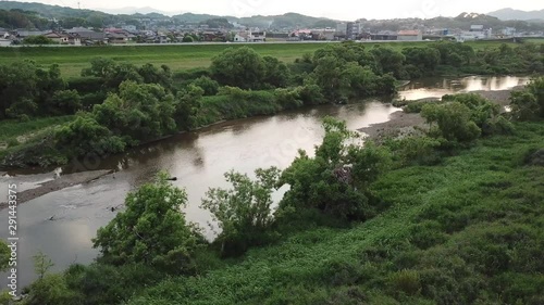 木々に囲まれた川を中心に旋回 夕日に輝く川面 河川敷 空撮 POI ポイントオブインタレスト 低空 v06_258(DJI_0210_1) photo