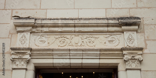 Linteau de porte en pierre décoré de motifs sculptés photo