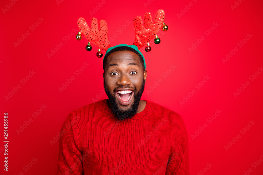 Portrait of wondering man in fake deer horns hear winter season sales  wearing stylish trendy pullover isolated over red background foto de Stock  | Adobe Stock