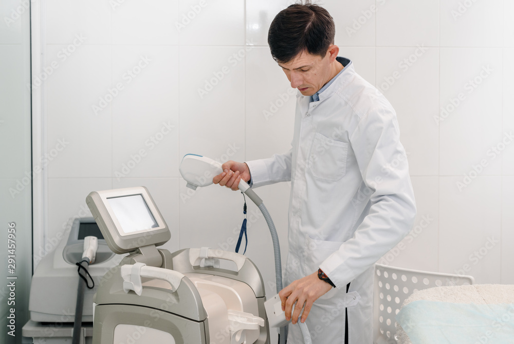 Obraz premium Male beautician using modern machine for vitiligo treatment