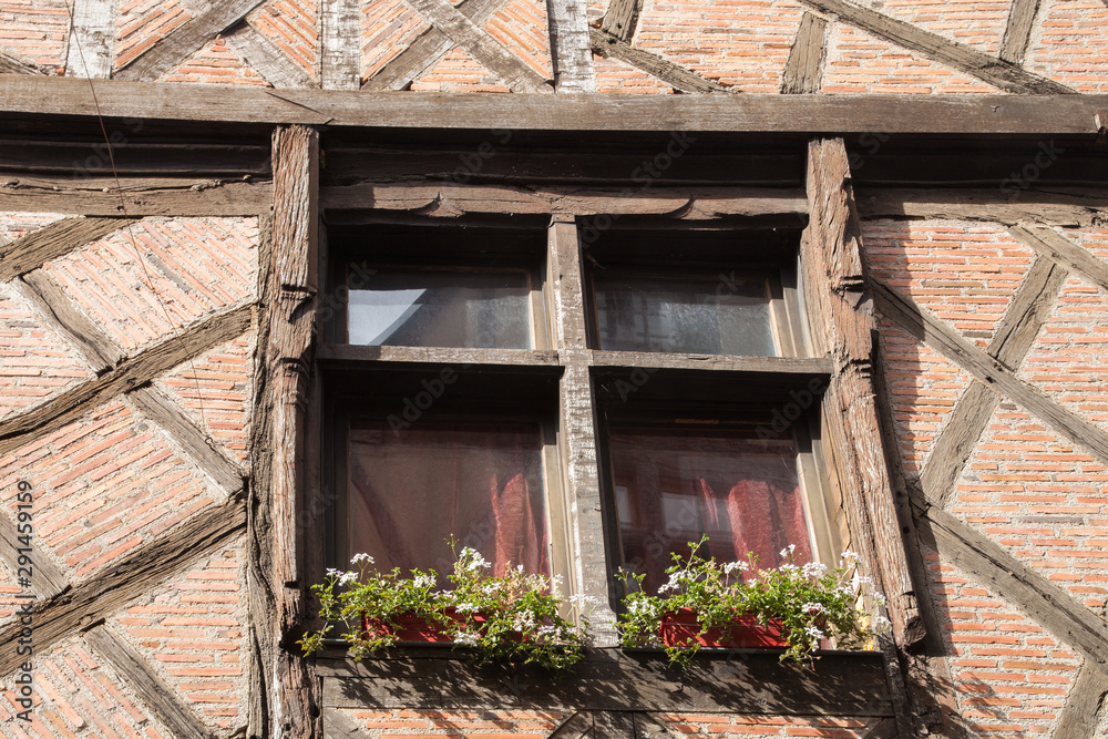 Vieille fenêtre fleurie dans une rue de Chinon
