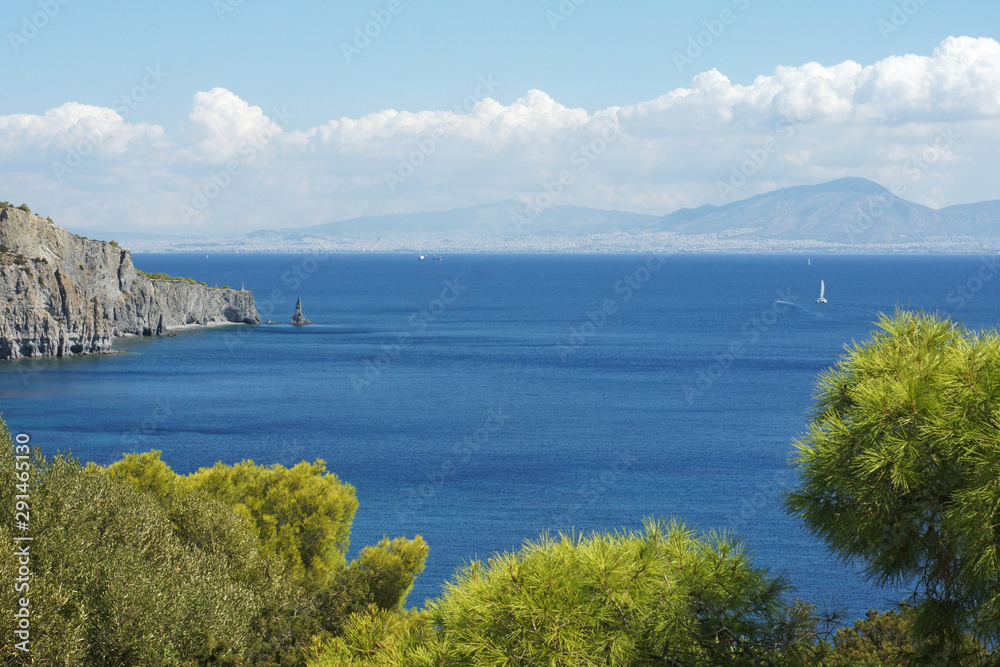 Blick nach Athen von der Insel Ägina in Griechenland