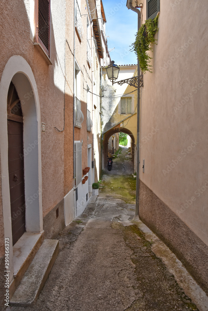 Obraz premium The small square of an old mountain town. the buildings are built in a traditional architectural style
