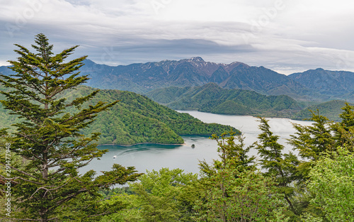 中禅寺湖と日光白根山の風景