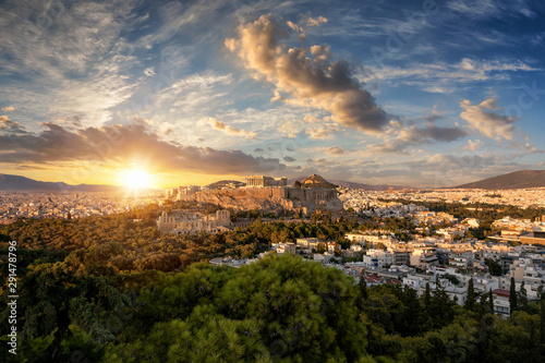 Weites Panorama der Skyline von Athen mit der Akropolis und Parthenon Tempel in Zentrum bei Sonnenuntergang im Sommer, Griechenland