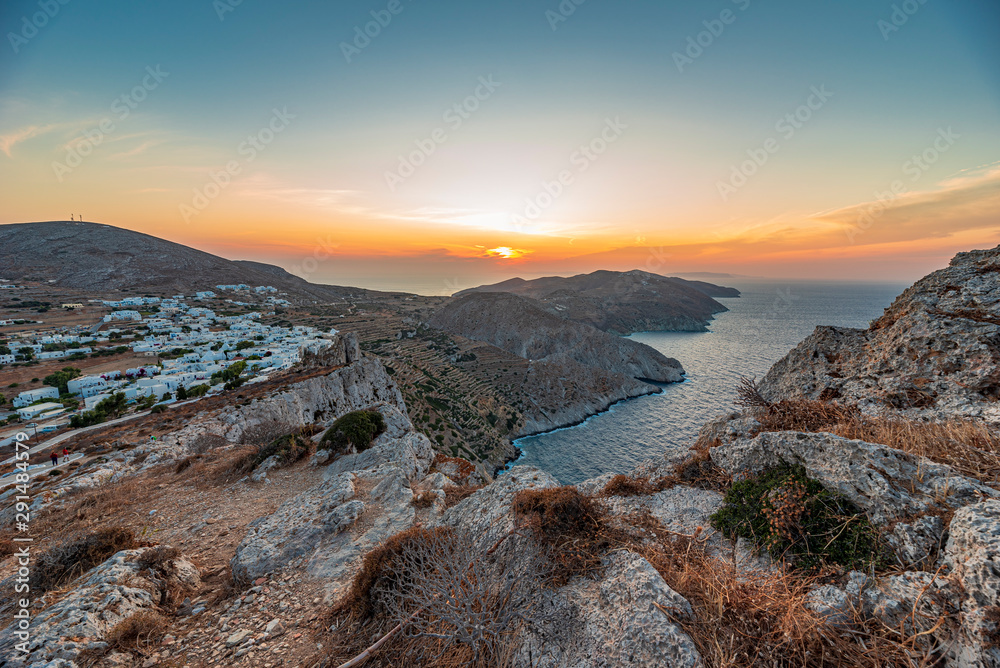 Vista panoramica dell'isola di Folegandros al tramonto, arcipelago delle Isole Cicladi GR	