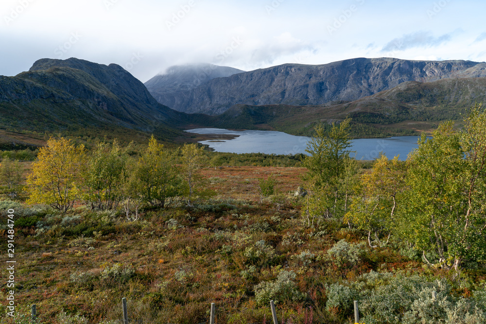 See mit Bergen im Gebirge in Norwegen Herbst 