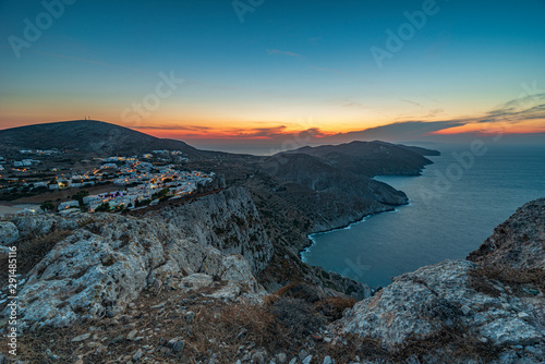 Vista panoramica dell'isola di Folegandros al crepuscolo, arcipelago delle Isole Cicladi GR 