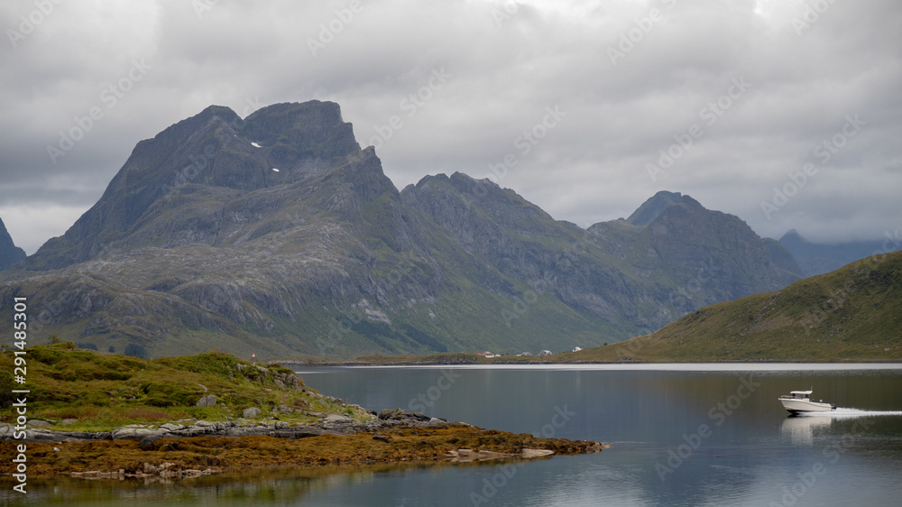 Berge Meer Küste Lofoten in Norwegen Berge Meer Küste Lofoten in Norwegen