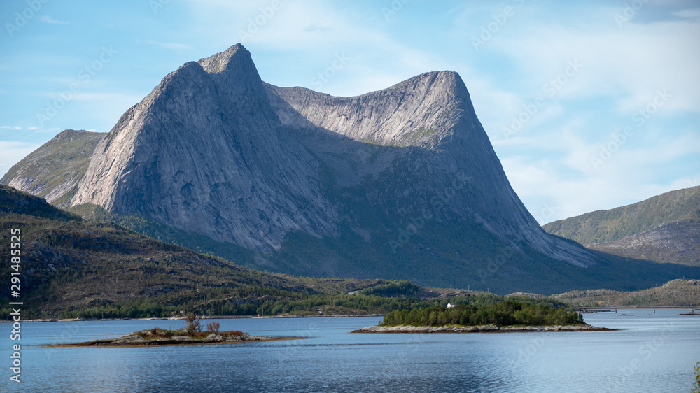 Berg in Norwegen mit Insel und See