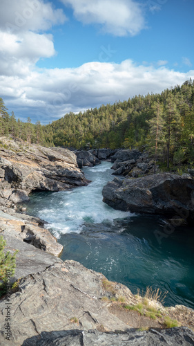 Felsen mit blauem Wasser Ridderspranget Norwegen im Sommer Herbst