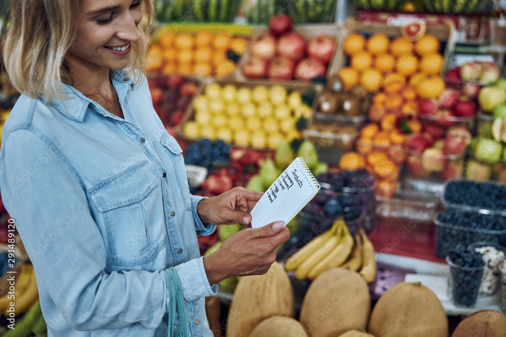 Φωτογραφία Woman buying food according to her shopping list stock photo