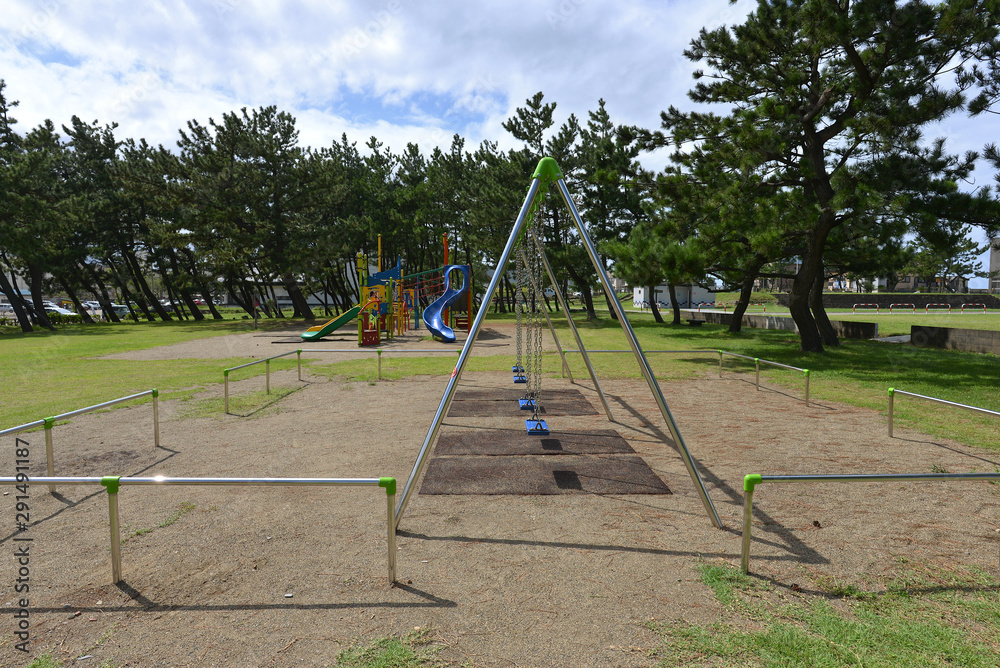 無人の公園の遊具（ブランコ）