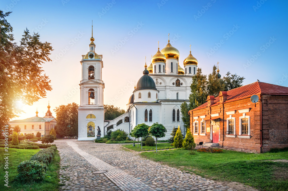 Obraz premium Собор Дмитровского Кремля и колокольня Cathedral of the Kremlin in Dmitrov and the bell tower