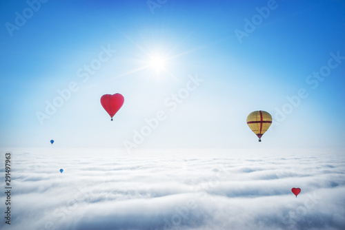 Воздушные шары и солнце Balloons in the blue sky