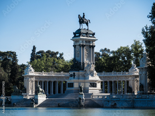 monument in a park in madrid