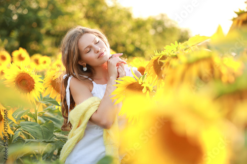Beautiful young woman in su...