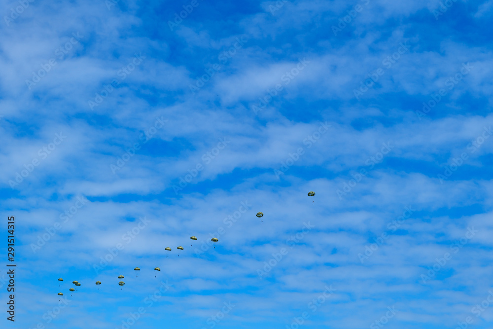 横田基地に降りてくるパラシュート