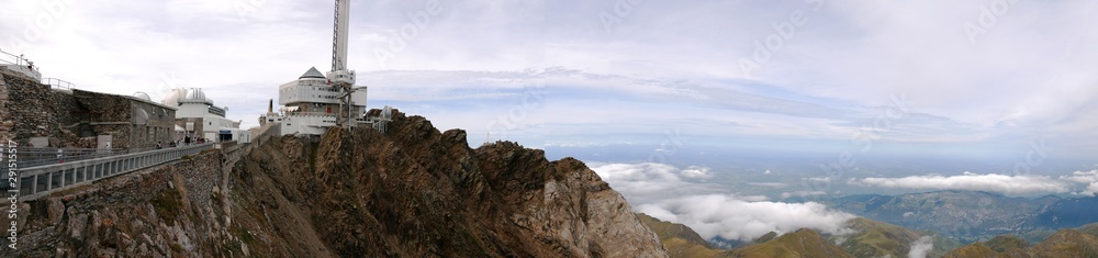 Obraz premium Photo panoramique du massif des Pyrénées vue de l'observatoire Pic du Midi