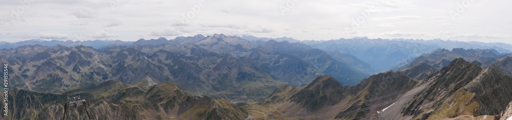 Photo panoramique du massif franco-espagnol des Pyrénées vue du Pic du Midi