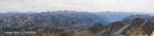 Photo panoramique du massif franco-espagnol des Pyrénées vue du Pic du Midi