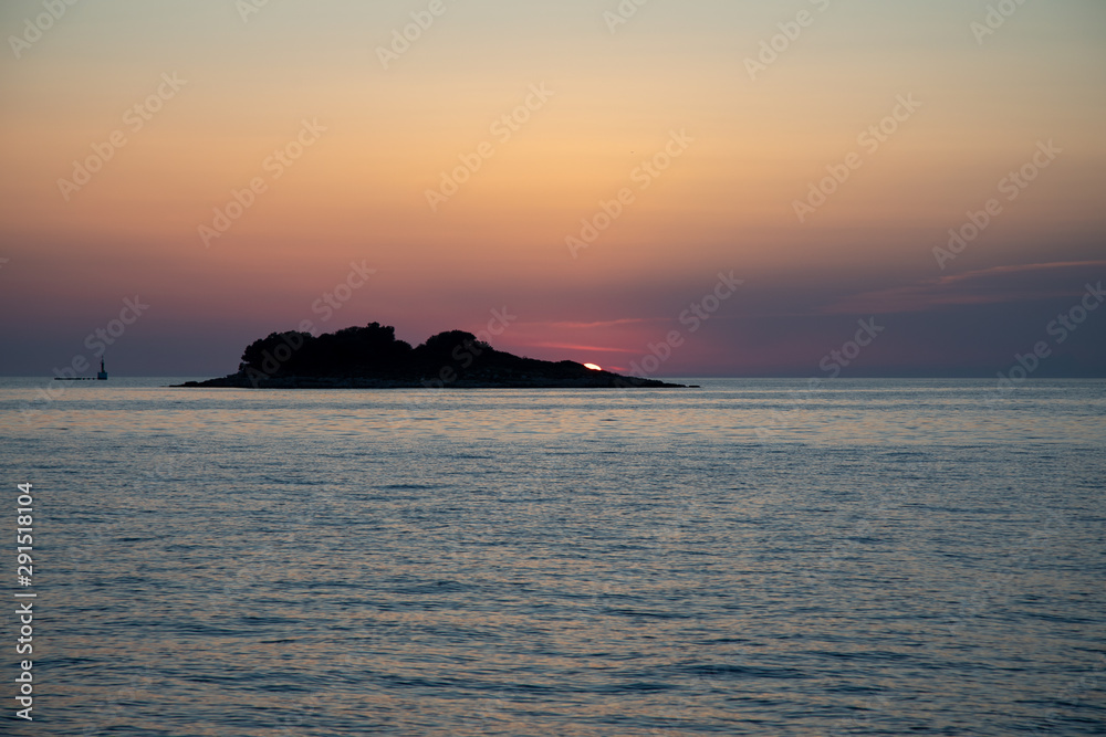 Sonnenuntergang auf offenem Meer mit Insel in Kroatien