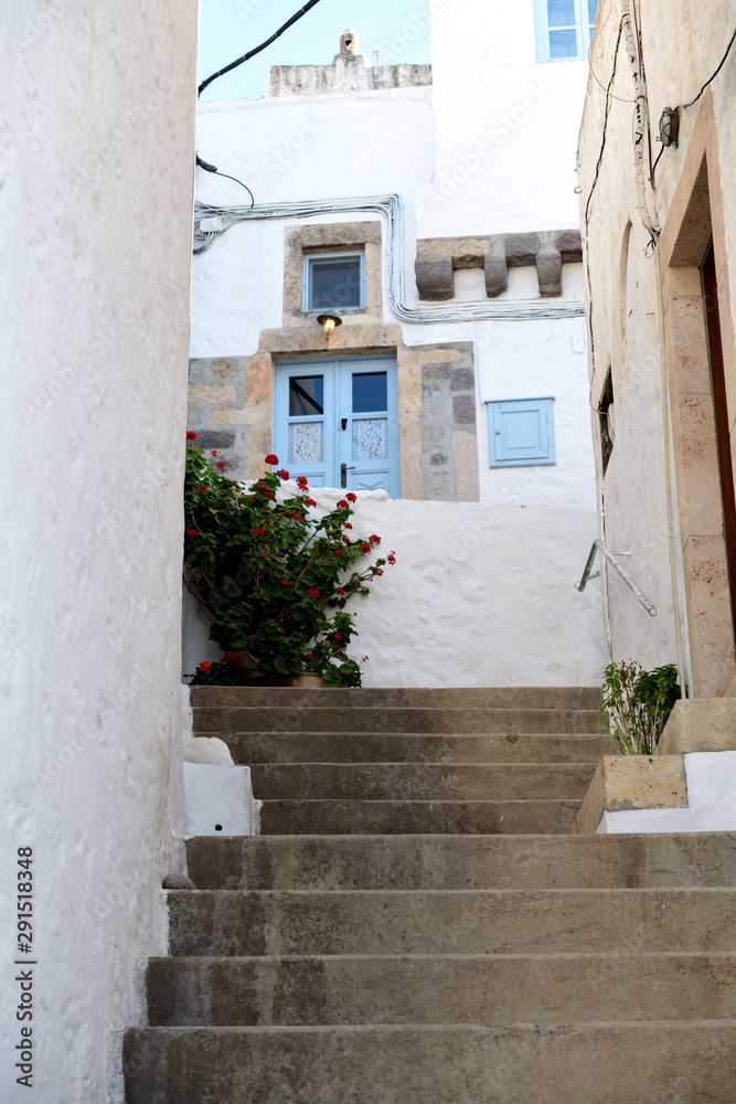 Fototapeta premium White wall and blue door in Greece