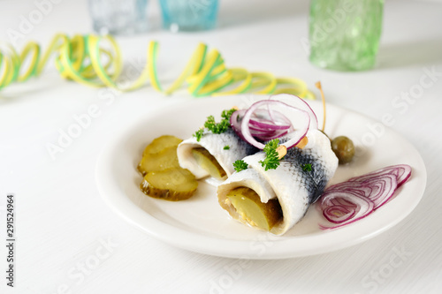Foto hangover meal, rolled pickled herring, also called rollmops with red onions, ghe