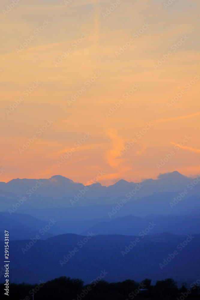 Obraz premium Beautiful Colorado Sunset above the mountains