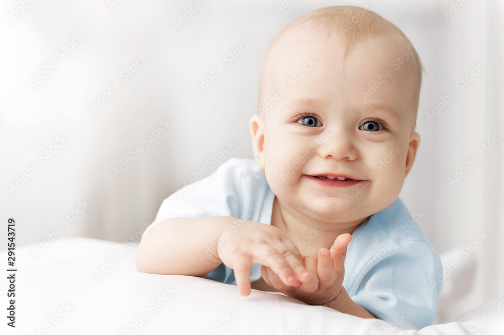 Smiling baby on the bed - obrazy, fototapety, plakaty 
